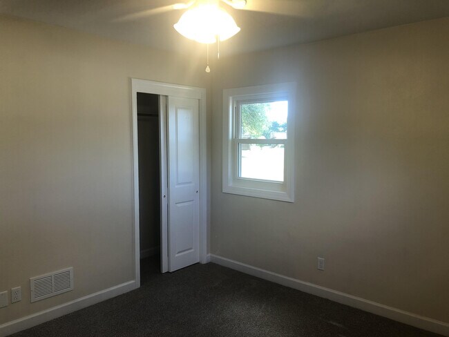 Building Photo - 260 Woodridge Dr