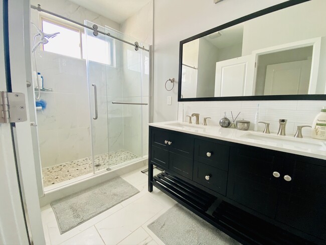 Master bathroom - 2608 Collins St
