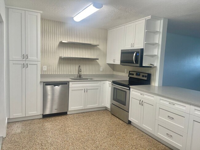 Building Photo - Adorable Apollo Beach Home for Rent   Brin...