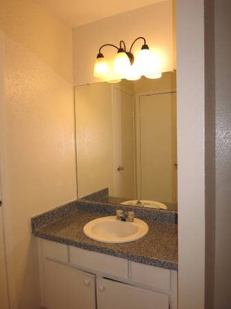 Building Photo - Ashford Meadows - New Paint, wash/dry, tile!