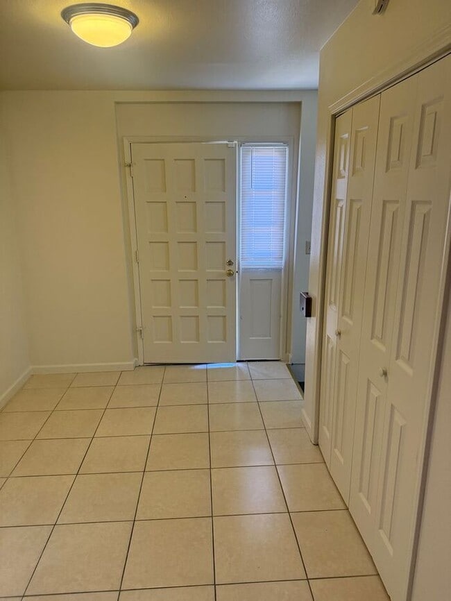 Building Photo - Great 2 Bedroom 2 Bath Townhouse