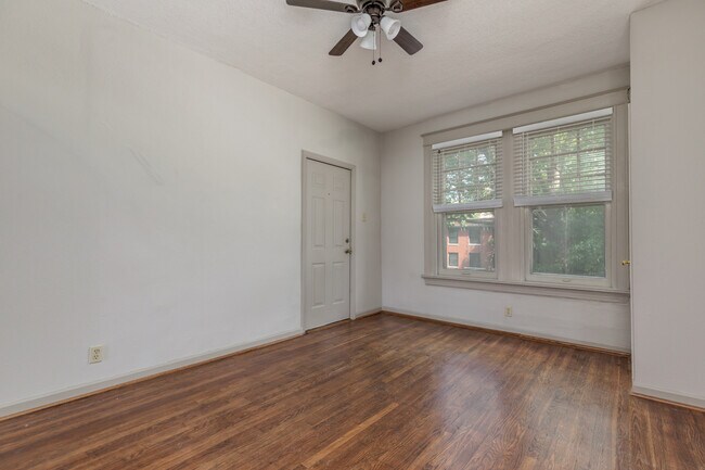 Foto del edificio - 6042 Kingsbury Ave