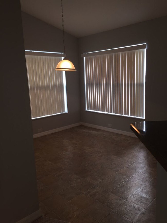 Foto del edificio - For Rent- Application Pending