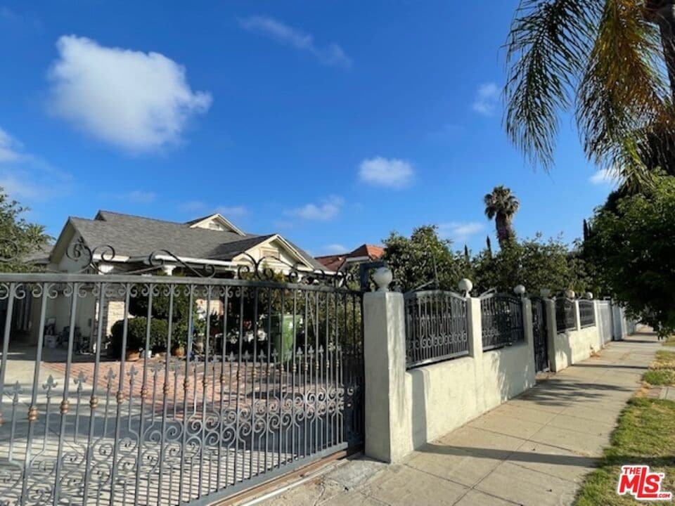 Primary Photo - 1043 3rd Ave