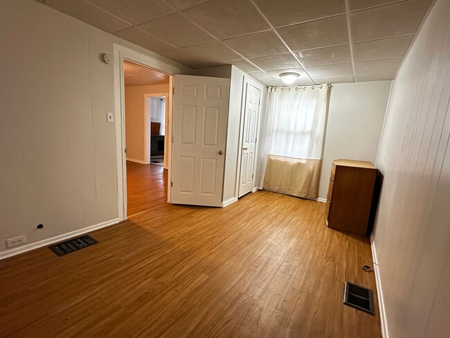 Building Photo - Spacious 1 bedroom 1 bath for rent