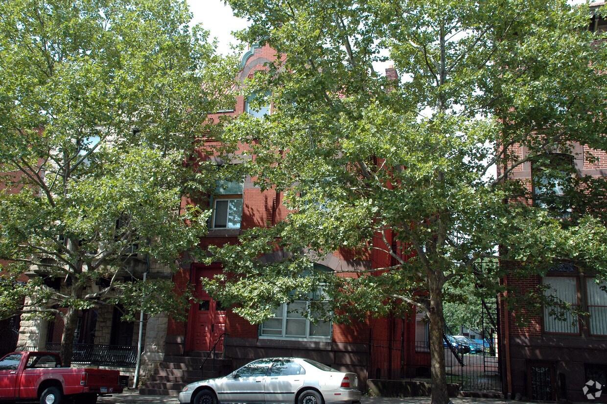 Primary Photo - 1041 Penn St