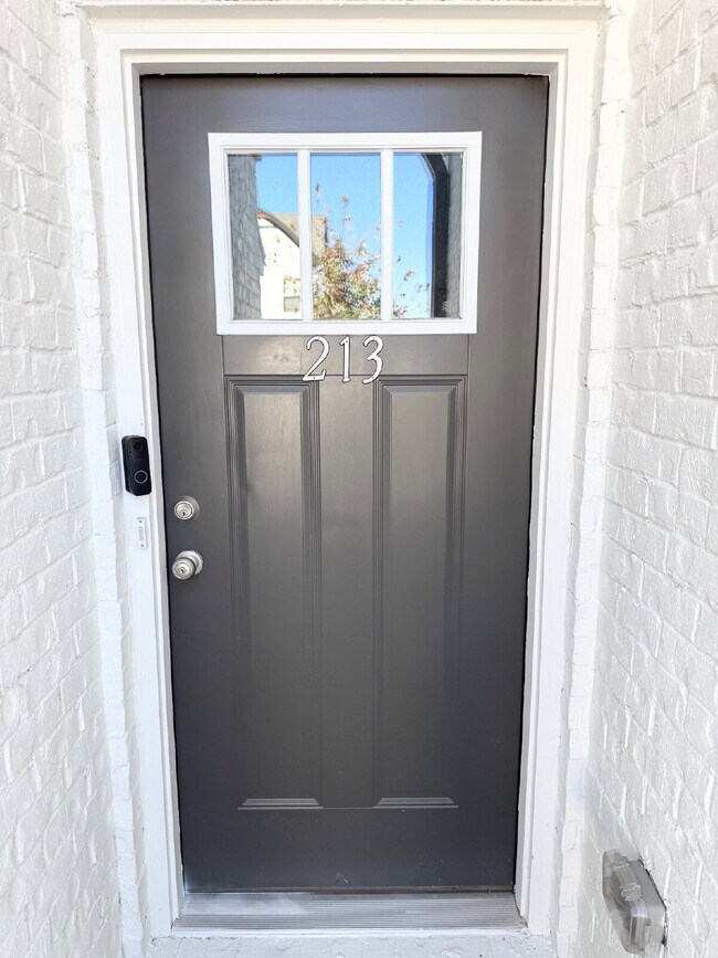 Foto del edificio - Stylish 3BR Townhome with Private Yard & T...