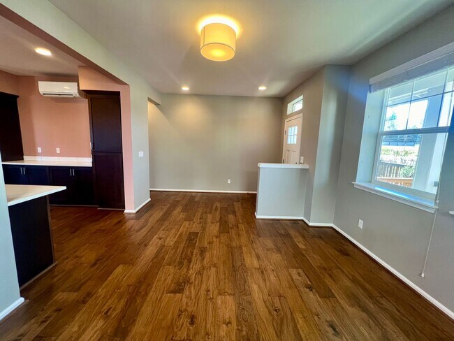Building Photo - West Seattle Townhouse