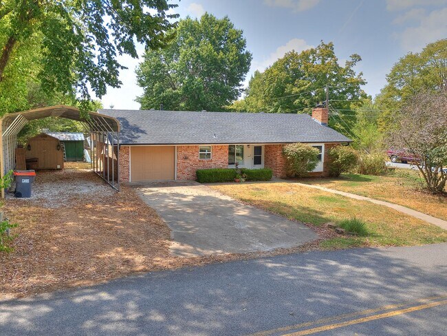Building Photo - 463 E Johnson Ave