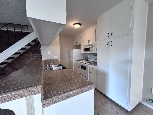 Building Photo - Two Bedroom One Bathroom Apartment