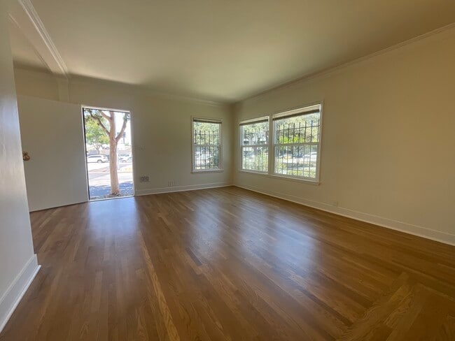 Building Photo - 5904 San Vicente Blvd