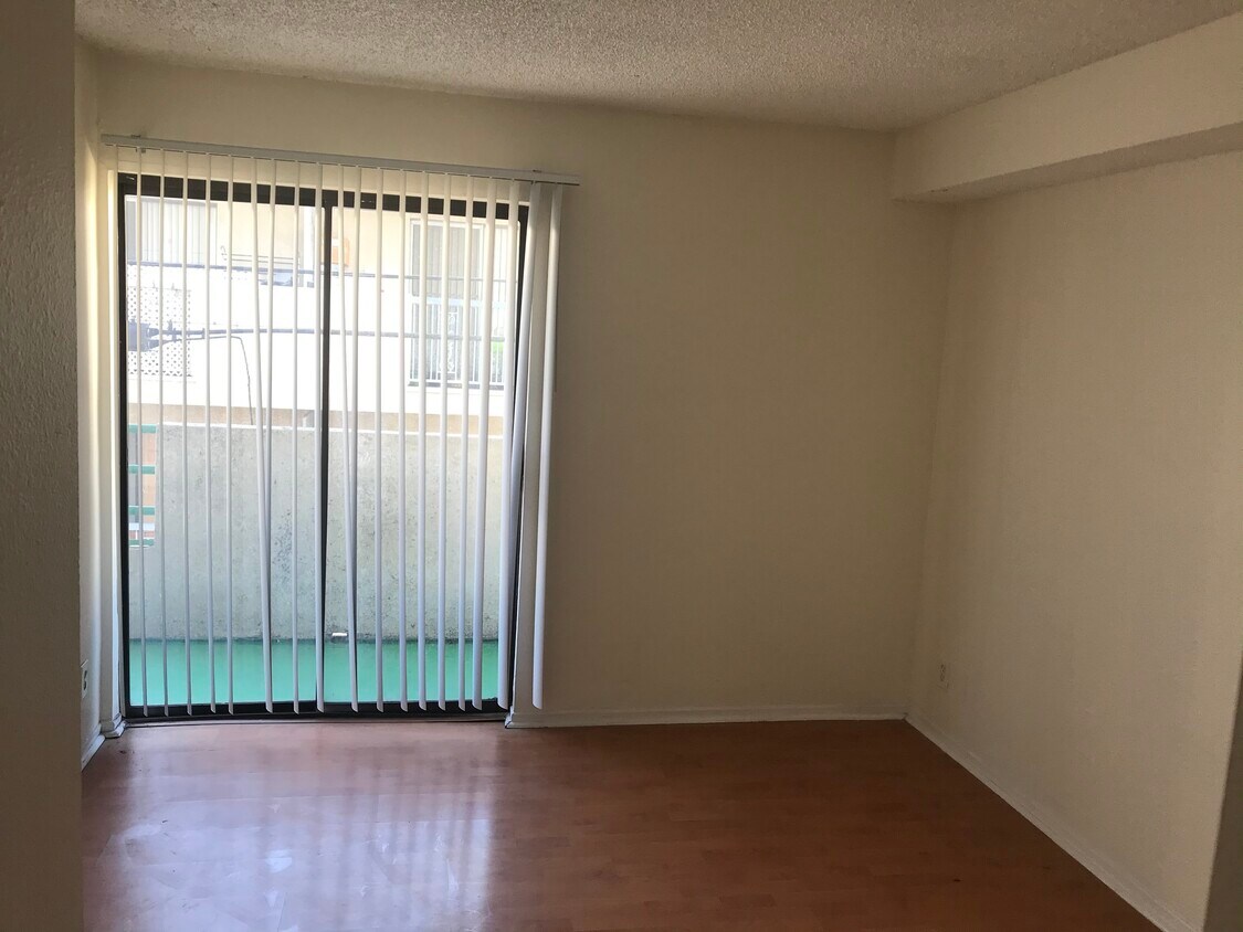 Foto principal - 838 S Kenmore Ave