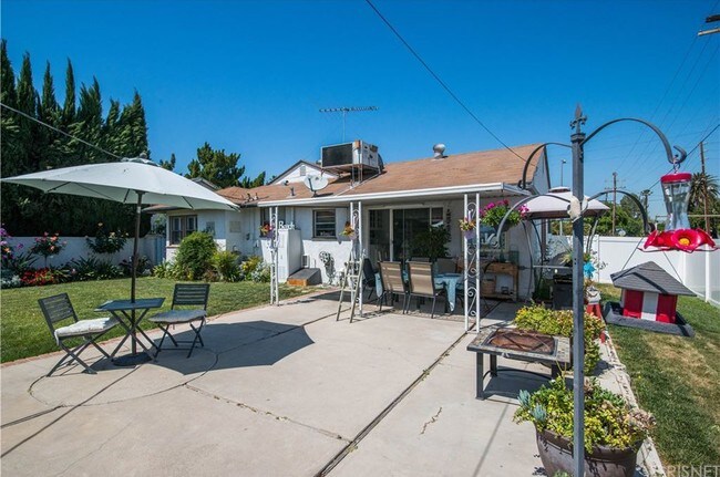 Foto del edificio - 19100 Victory Blvd