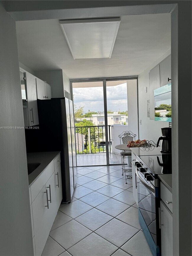 Foto del edificio - 7921 Byron Ave