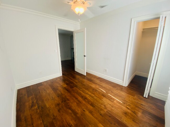 Building Photo - 828 SW 43rd Ave