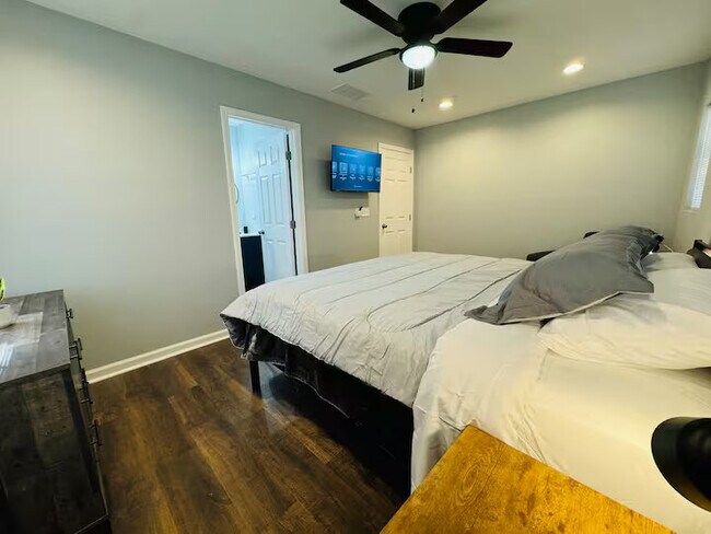 Foto del edificio - Room in House on Granade Dr