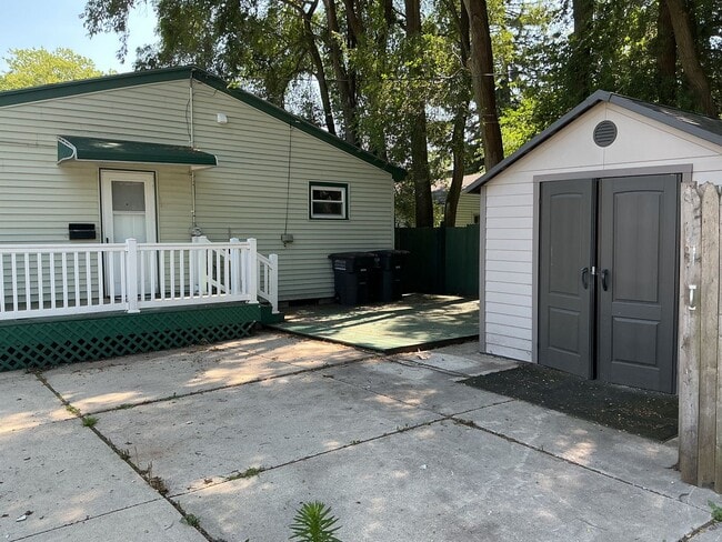 Building Photo - 3 Bedroom Single Family Home