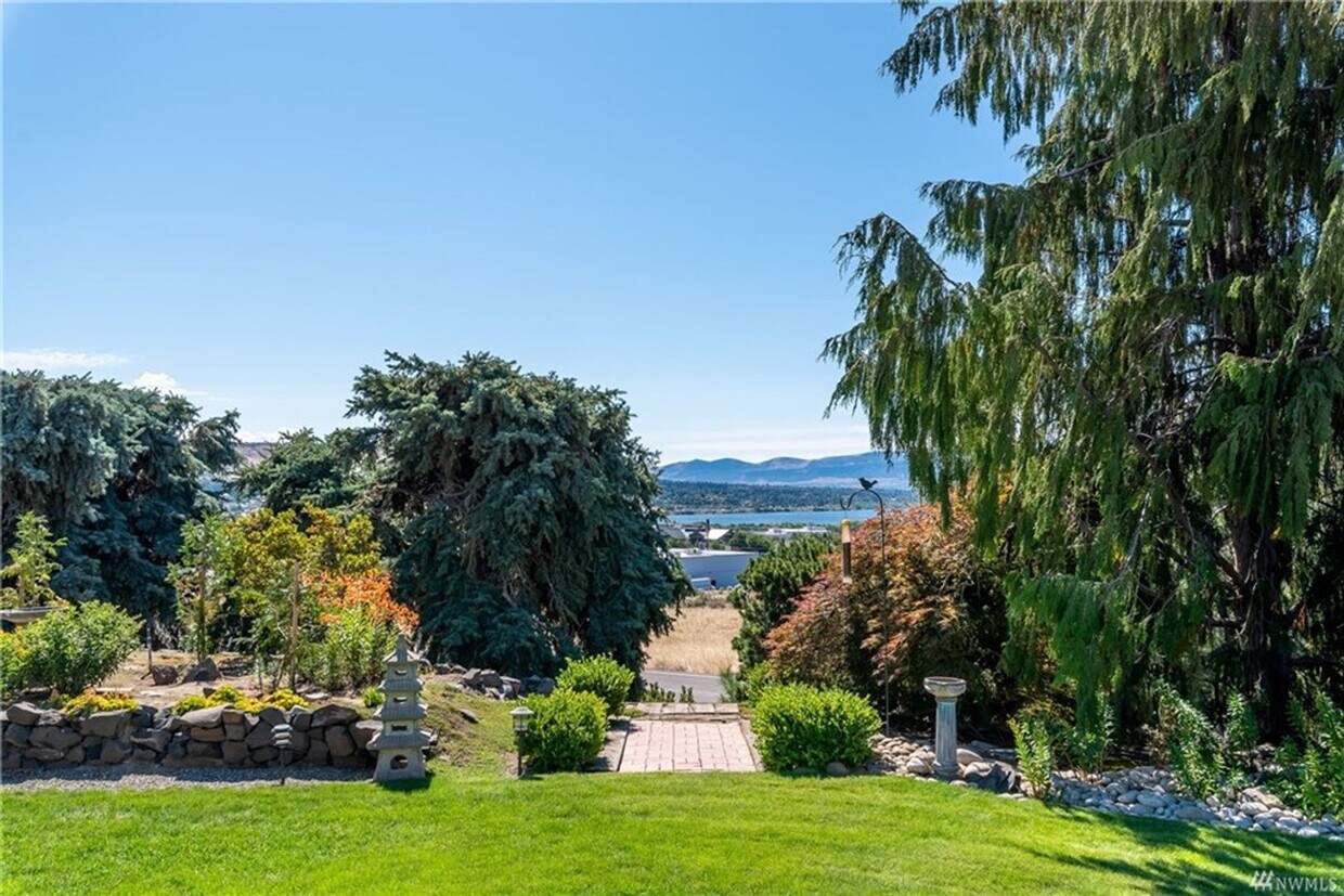 Foto principal - Amazing Views & Amazing 4 Bedroom/3 Bath Home w/ Move In Special!!