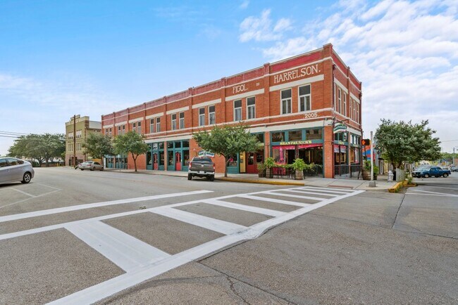 Edificio histórico en el centro, en la plaza. - 202 E San Antonio St