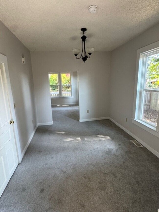 Foto del edificio - 3-Bedroom Home in the Sunnyland neighborho...