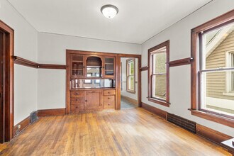 Building Photo - 926 E Locust St