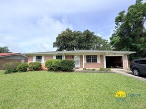 Building Photo - 11 Oak Ln