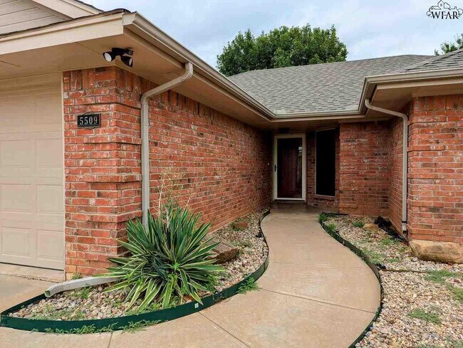Foto del edificio - 5509 Long Leaf Dr