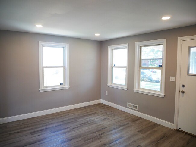 Foto del edificio - Spacious 4 Bedroom End Unit- Colgate