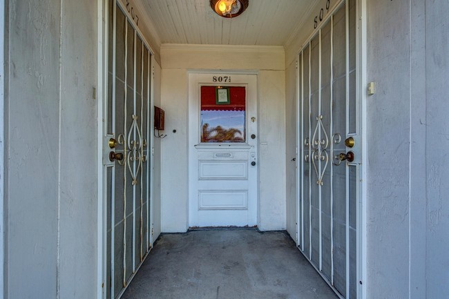 Building Photo - 807-811 N Harvard Blvd
