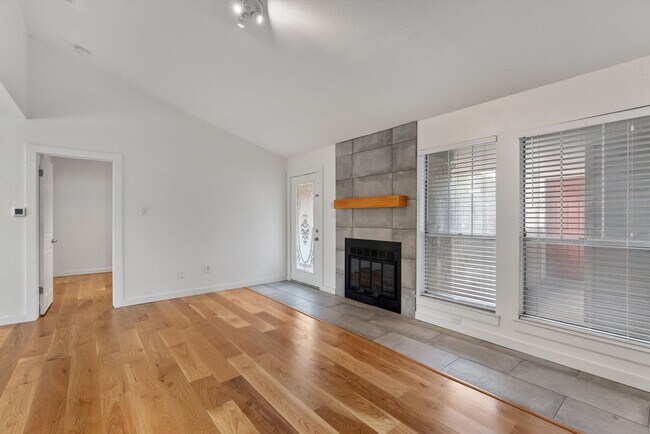 Foto del edificio - Rare Two-Bedroom Condo at The Quarry in Enfield