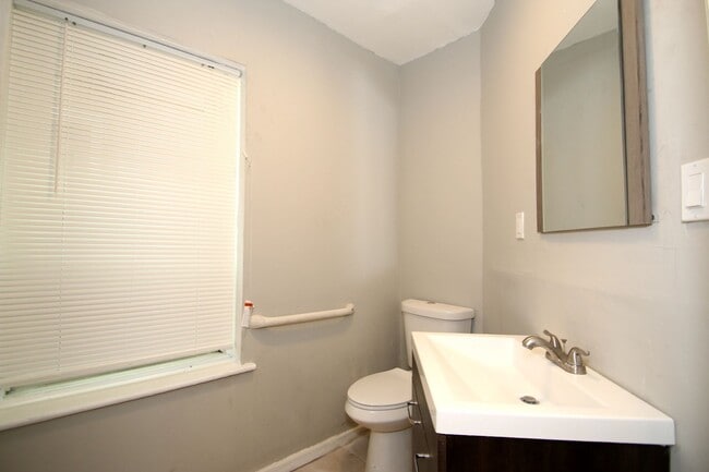 Building Photo - 42 Walnut St