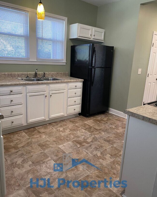 Building Photo - Beautiful Donelson Home