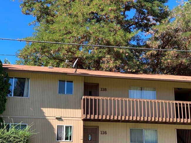 Foto del edificio - Upstairs 2 bedroom in a 4-Plex
