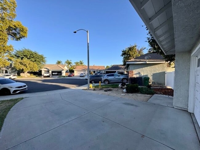 Building Photo - Bright and Open 3 Bedroom Home in Murrieta...