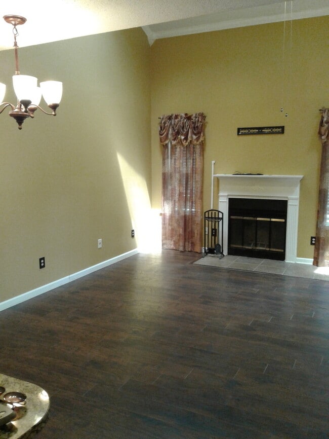 Building Photo - 3636 Green Acres Dr