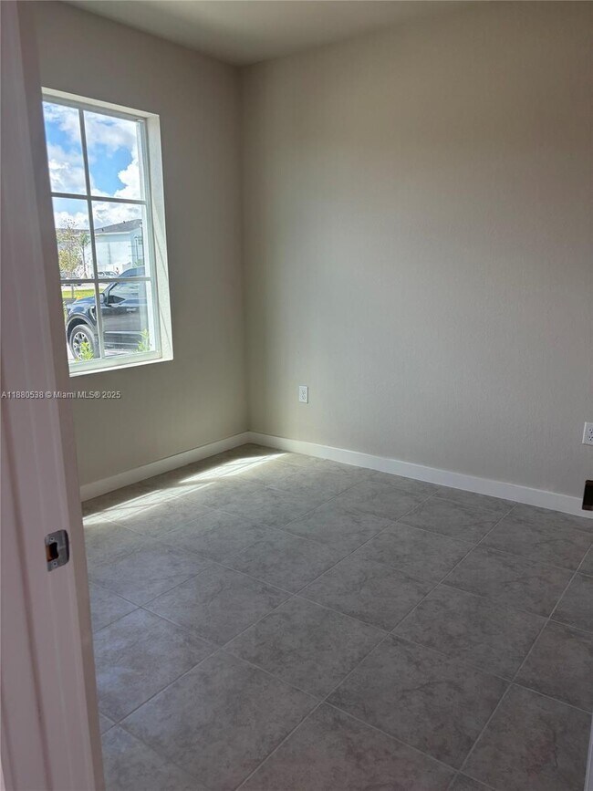 Foto del edificio - 1022 W Davis Pkwy