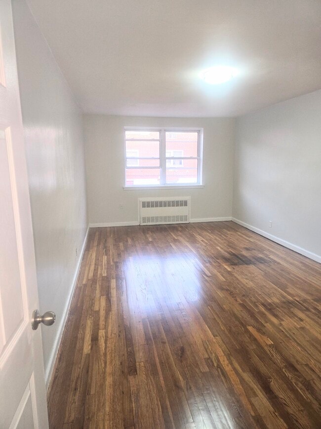 Building Photo - 1037 E 57th St