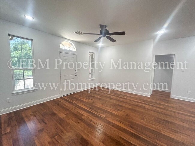 Building Photo - Hidden Creek Apartments, Unit E - Beautifu...