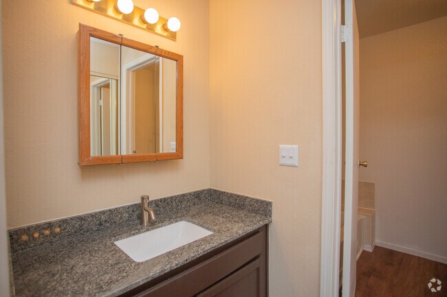 B2 2HABx2BA 1,100 ft² - MacArthur Park