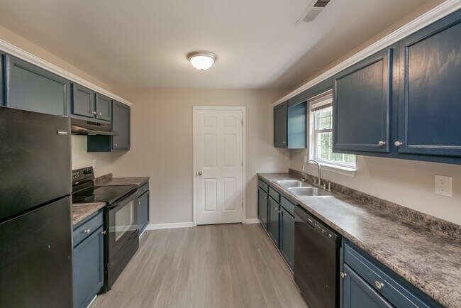 Building Photo - Cozy 3 Bedroom Home