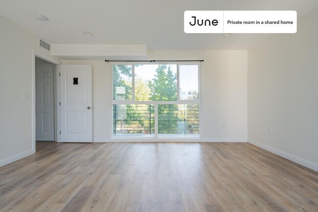 Building Photo - Private bedroom in 3 bed/2 bath Home