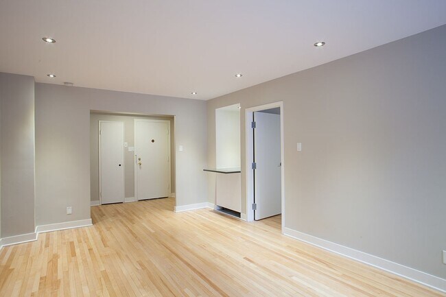 Building Photo - 3495 Rue de la Montagne
