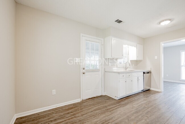 Foto del edificio - REDUCED! - HOLIDAY SPECIAL! SIGN A LEASE B...