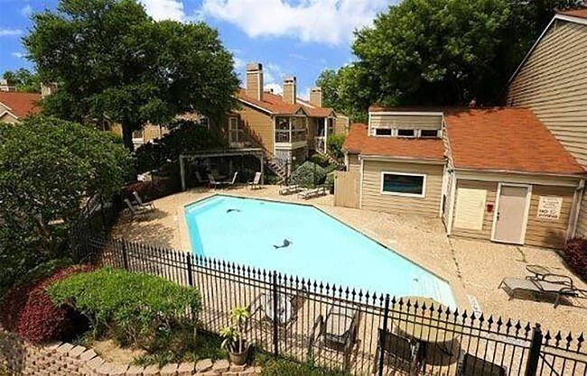 Building Photo - 1860 White Oak Dr