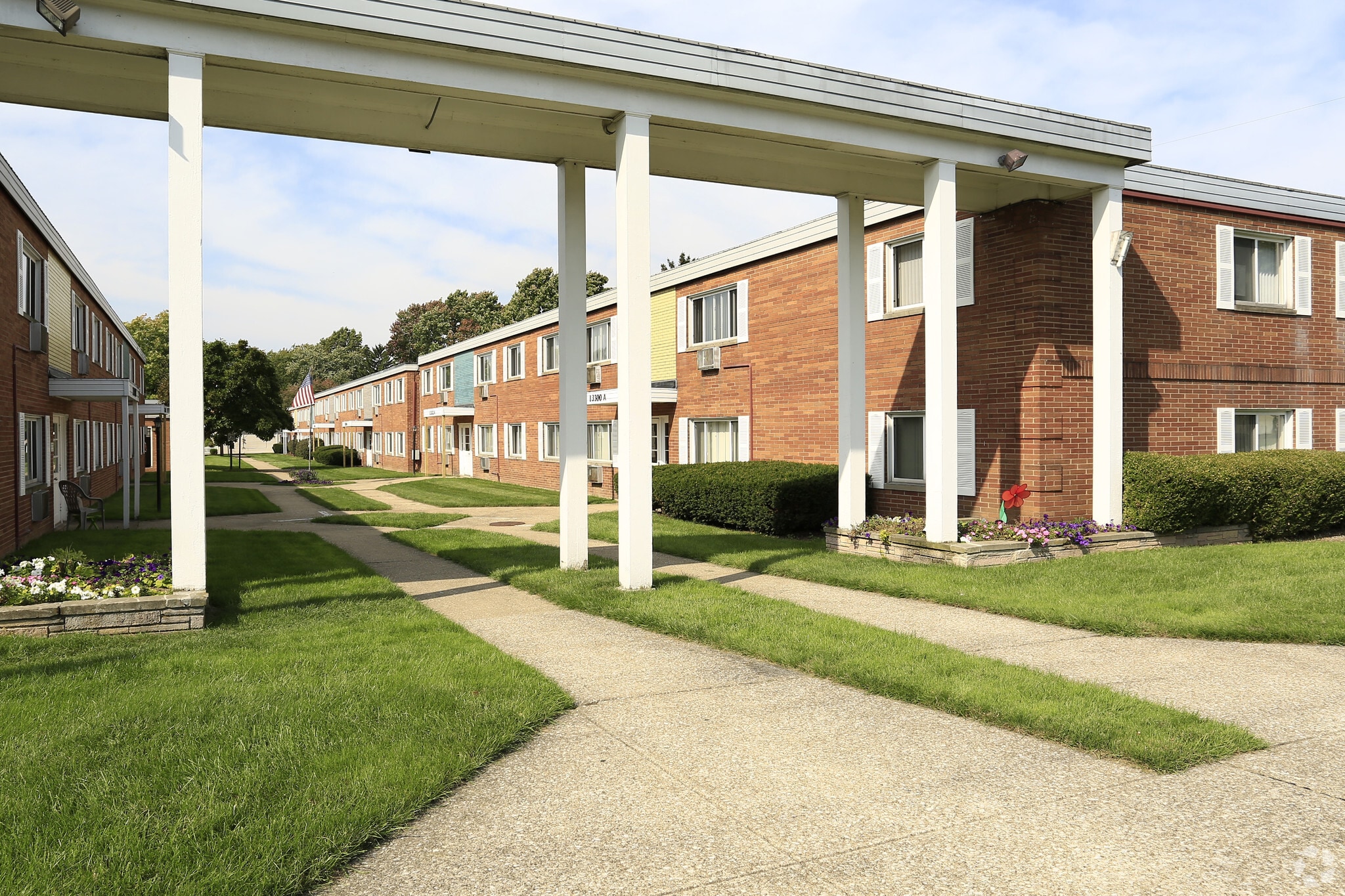 Holland Gardens Apartments – photo 1 of 27