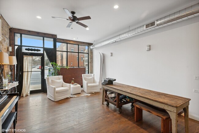 Foto del edificio - 3330 W Irving Park Rd