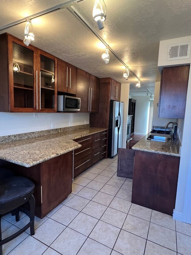 Building Photo - Bigger then it looks! 5 bedrooms 3.5 baths