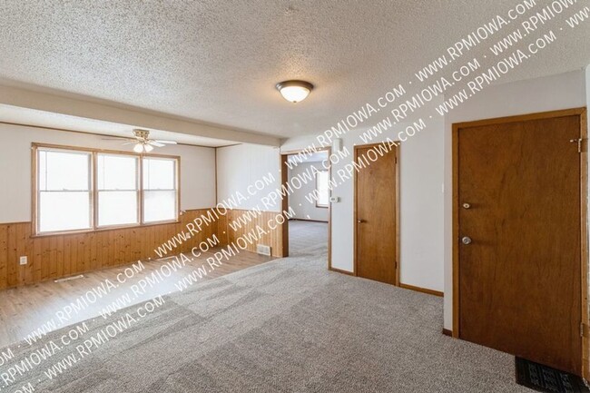 Building Photo - GREAT LOCATION!! 2 Bedroom 1 Bathroom In N...