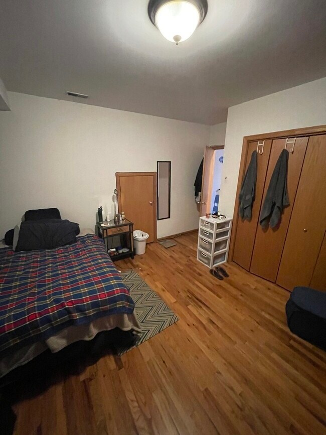 Building Photo - 865 W Buckingham Pl
