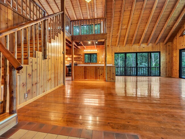 Foto del edificio - 3 bedrooms 2 bathroom with a large Loft for generational living + storage shed